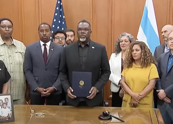 ट्रम्पको आप्रवासी धरपकड असफल पार्न सिकागो मेयरले एक्ज्यकेटिभ अर्डर जारी गरे